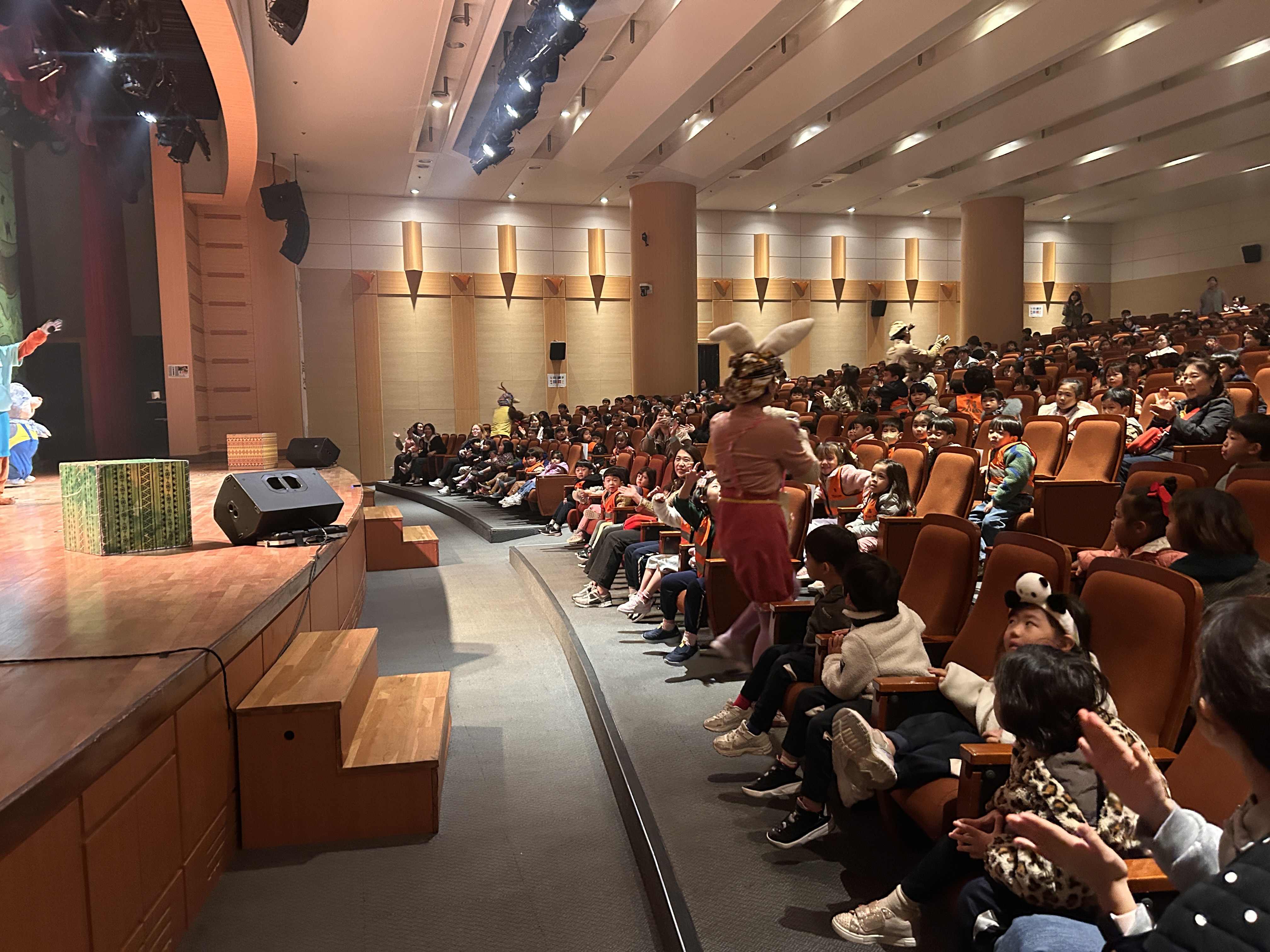 연수구육아종합지원센터는 지난 28일 연수아트홀에서 연수구 관내 어린이집 원생들을 대상으로 장애인식개선 어린이뮤지컬 나무늘보 릴렉스를 선보였다